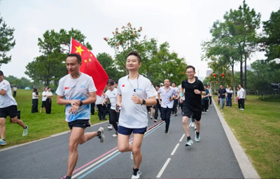 同心築夢 共慶華誕丨亚洲必赢國禎第四屆“歡樂迎國慶 環湖健步走”活力開啟